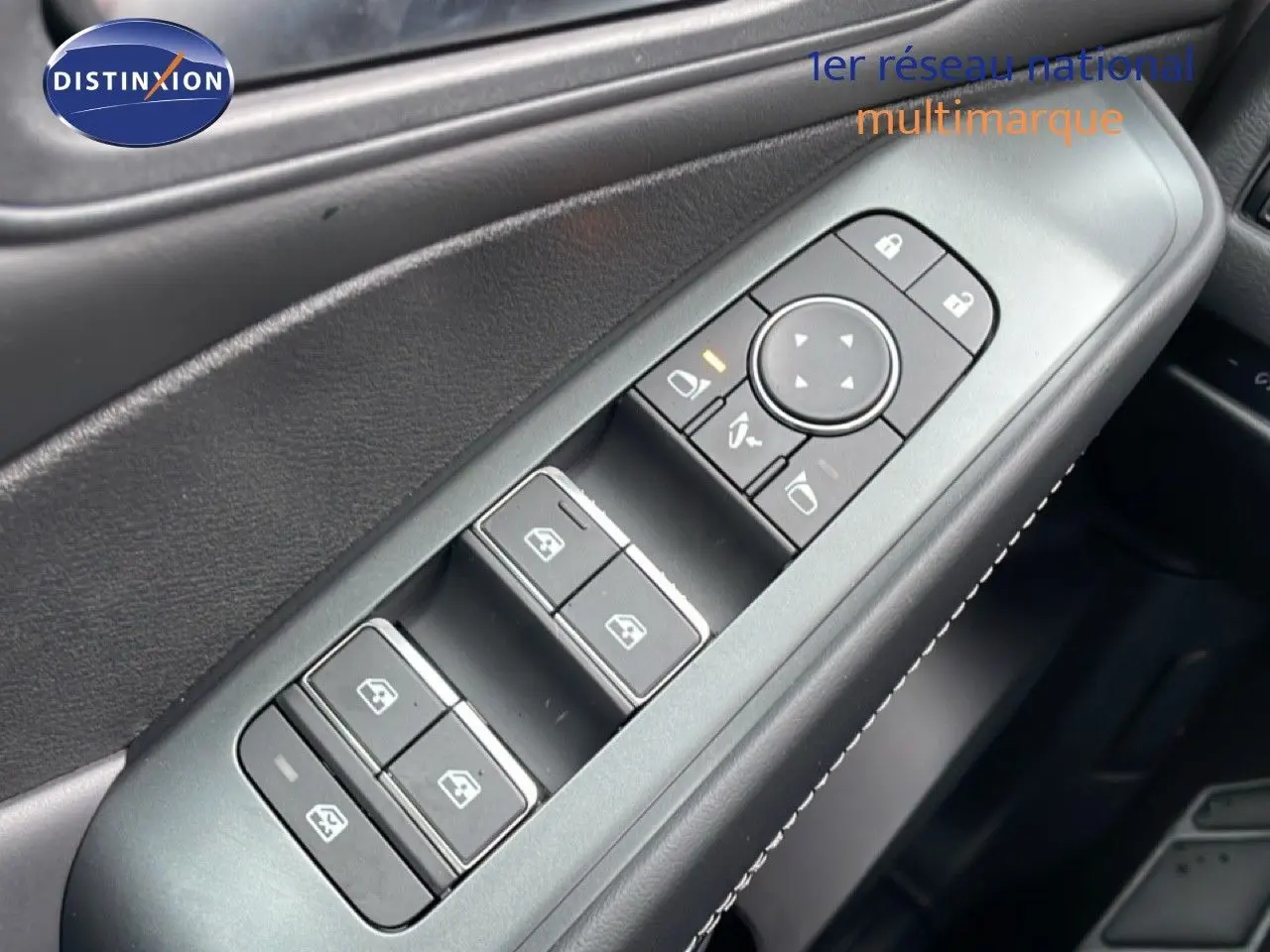 Gros plan sur les commandes de lève-vitres et rétroviseurs côté conducteur du Nissan Qashqai blanc nacré 2025.