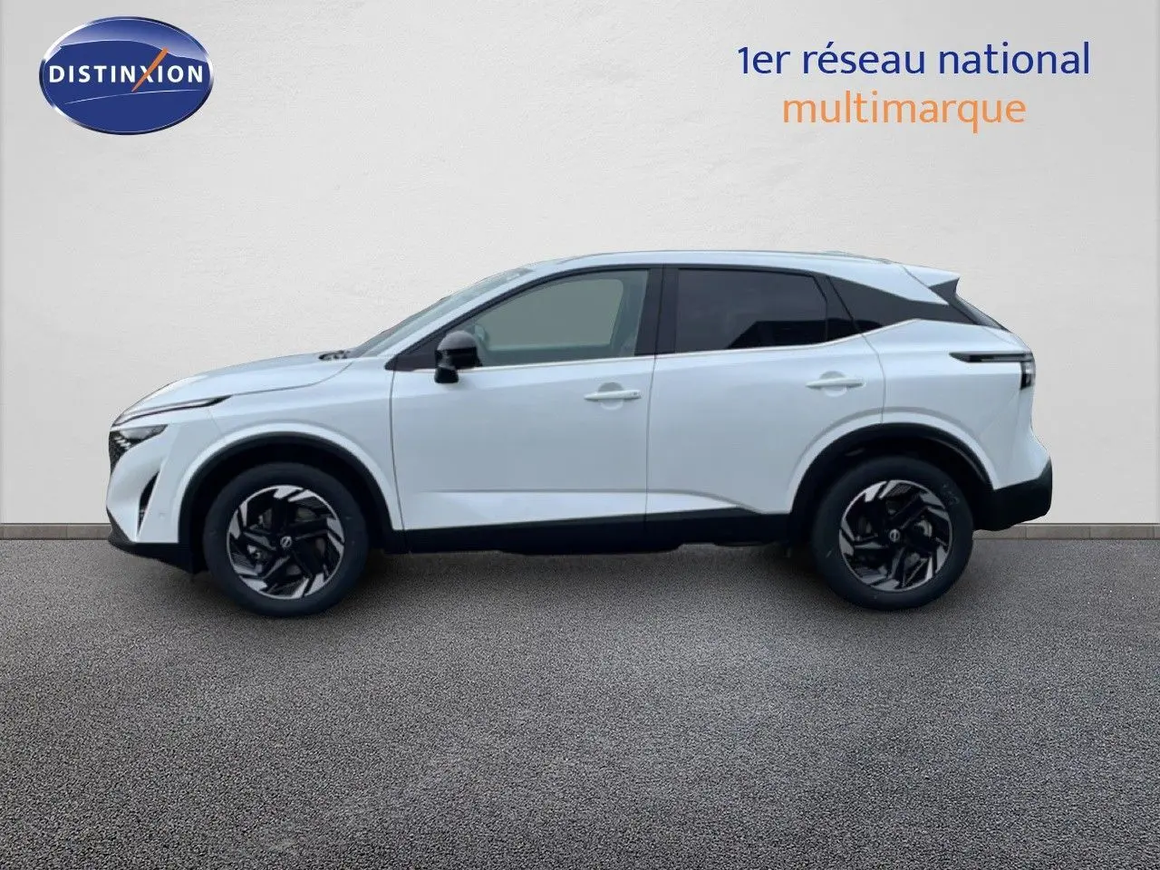 Profil droit du Nissan Qashqai 1.5 E-POWER blanc nacré métal avec jantes noires et toit contrasté.