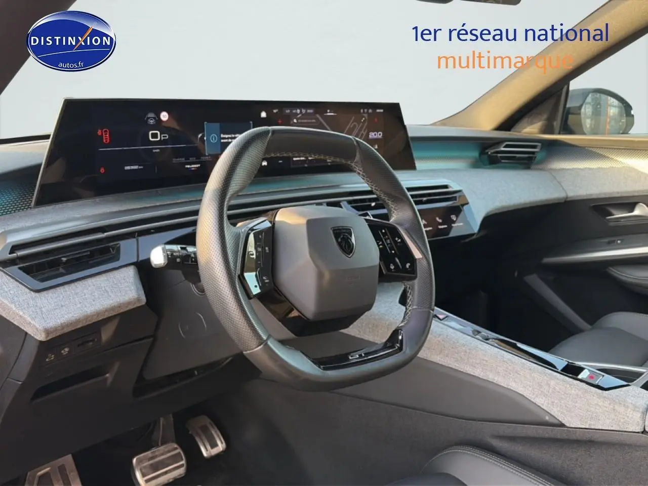 Vue intérieure du tableau de bord et volant cuir noir du Peugeot 3008 gris, avec écran multifonction large et design moderne.