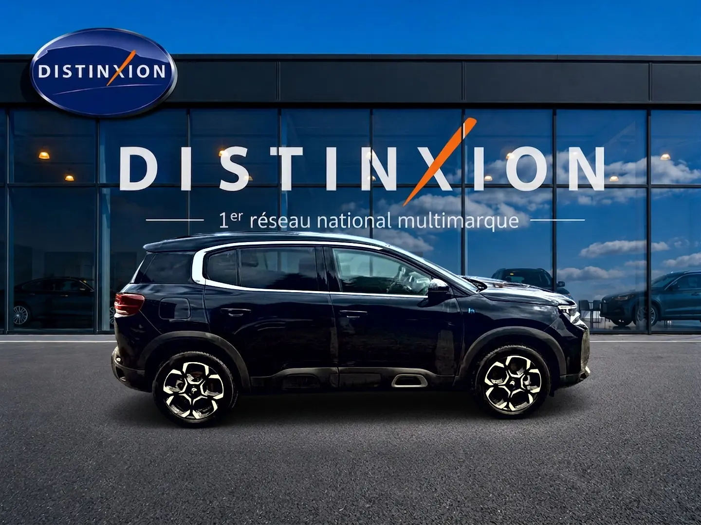 Profil côté gauche du Citroën C5 Aircross noir 2024 hybride rechargeable, avec jantes alu et barres de toit visibles.