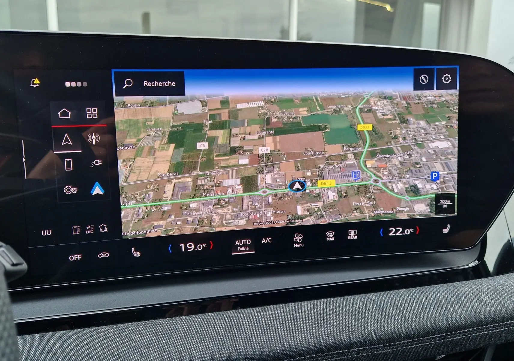 Écran tactile central de navigation affichant une carte détaillée dans l'Audi Q6 e-tron gris Manhattan, vue intérieure.
