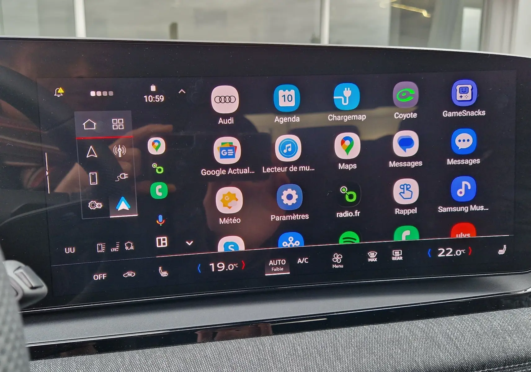 Écran tactile central de l'Audi Q6 e-tron Performance S-Line affichant les applications et commandes climatisation.