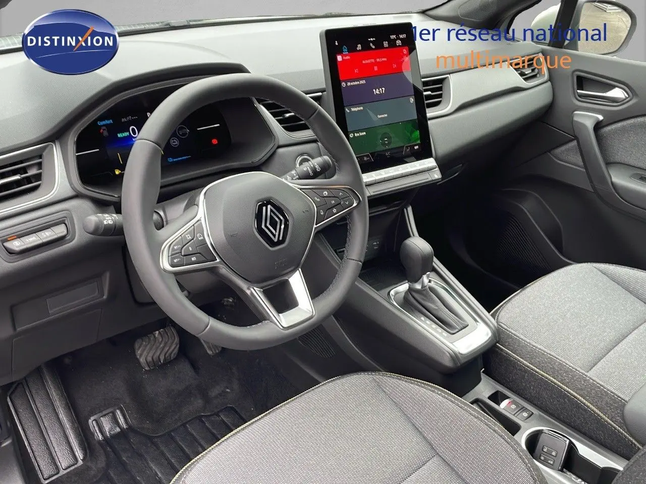 Vue intérieure côté conducteur du Renault Captur E-Tech hybride 2025 avec tableau de bord numérique et écran tactile vertical.