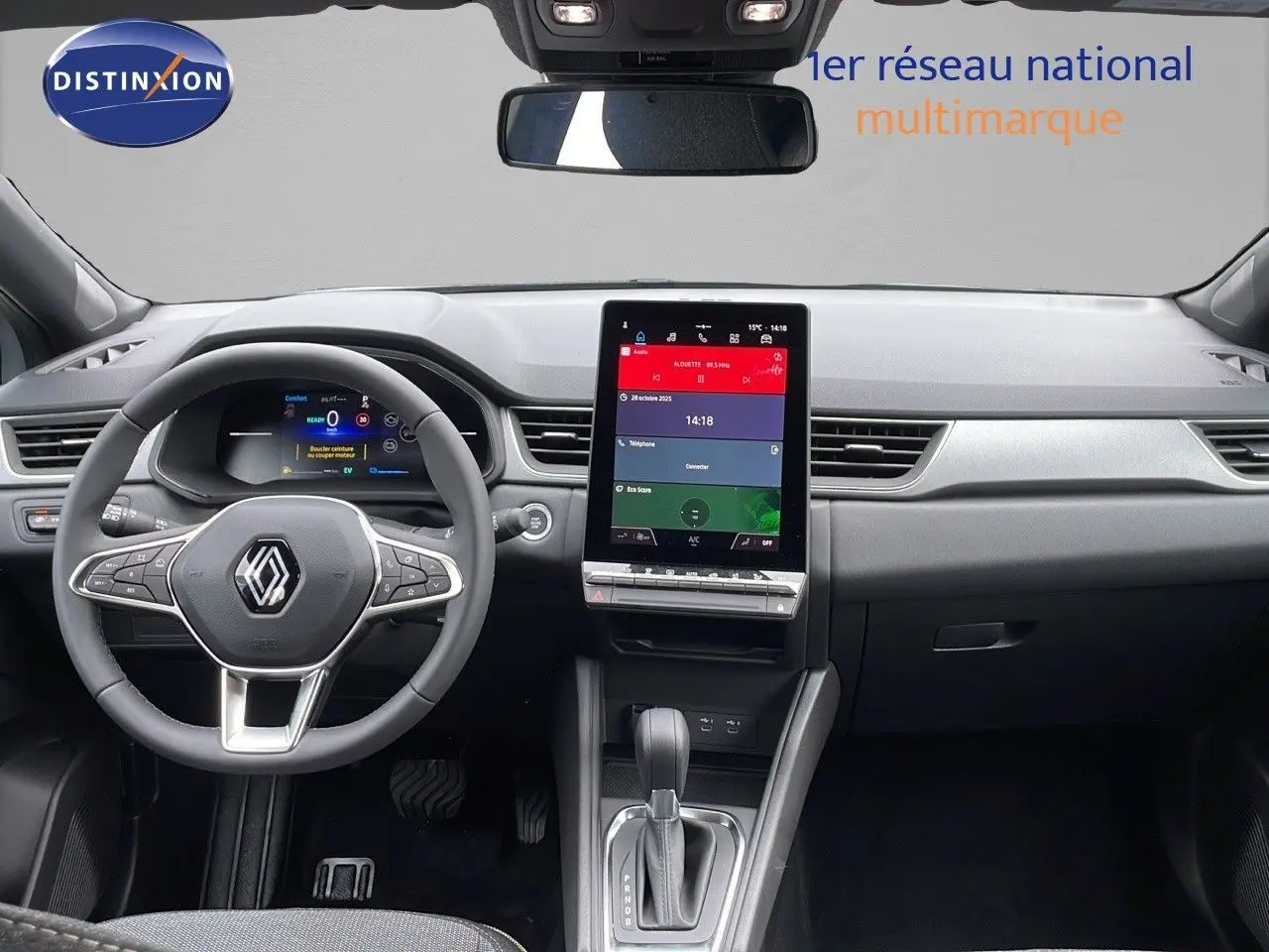 Intérieur du Renault Captur E-Tech 2025, vue frontale du tableau de bord avec écran tactile vertical et volant multifonction.
