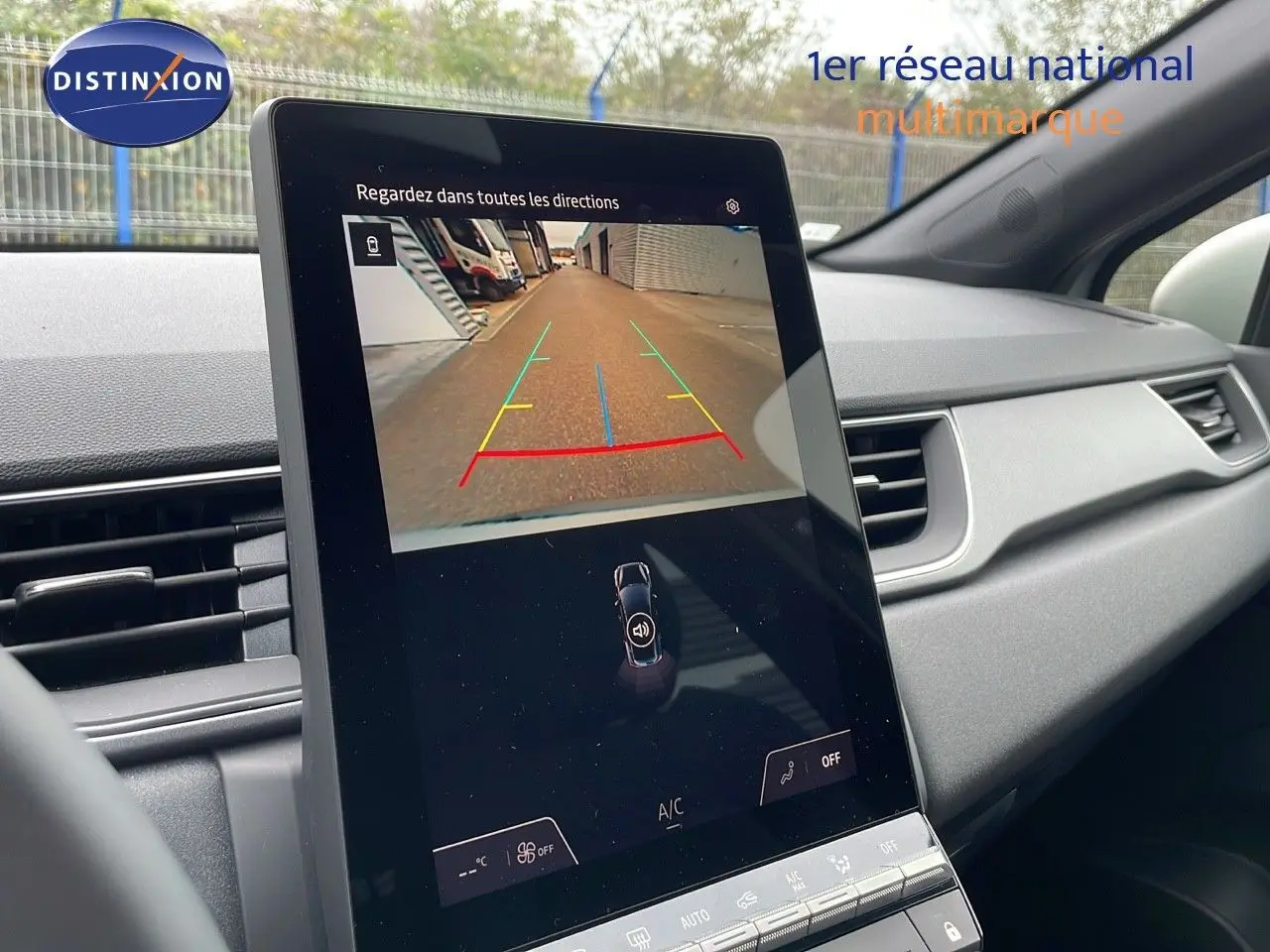 Écran central tactile montrant la caméra de recul dans l'habitacle gris clair d'un Renault Captur 2025 hybride.