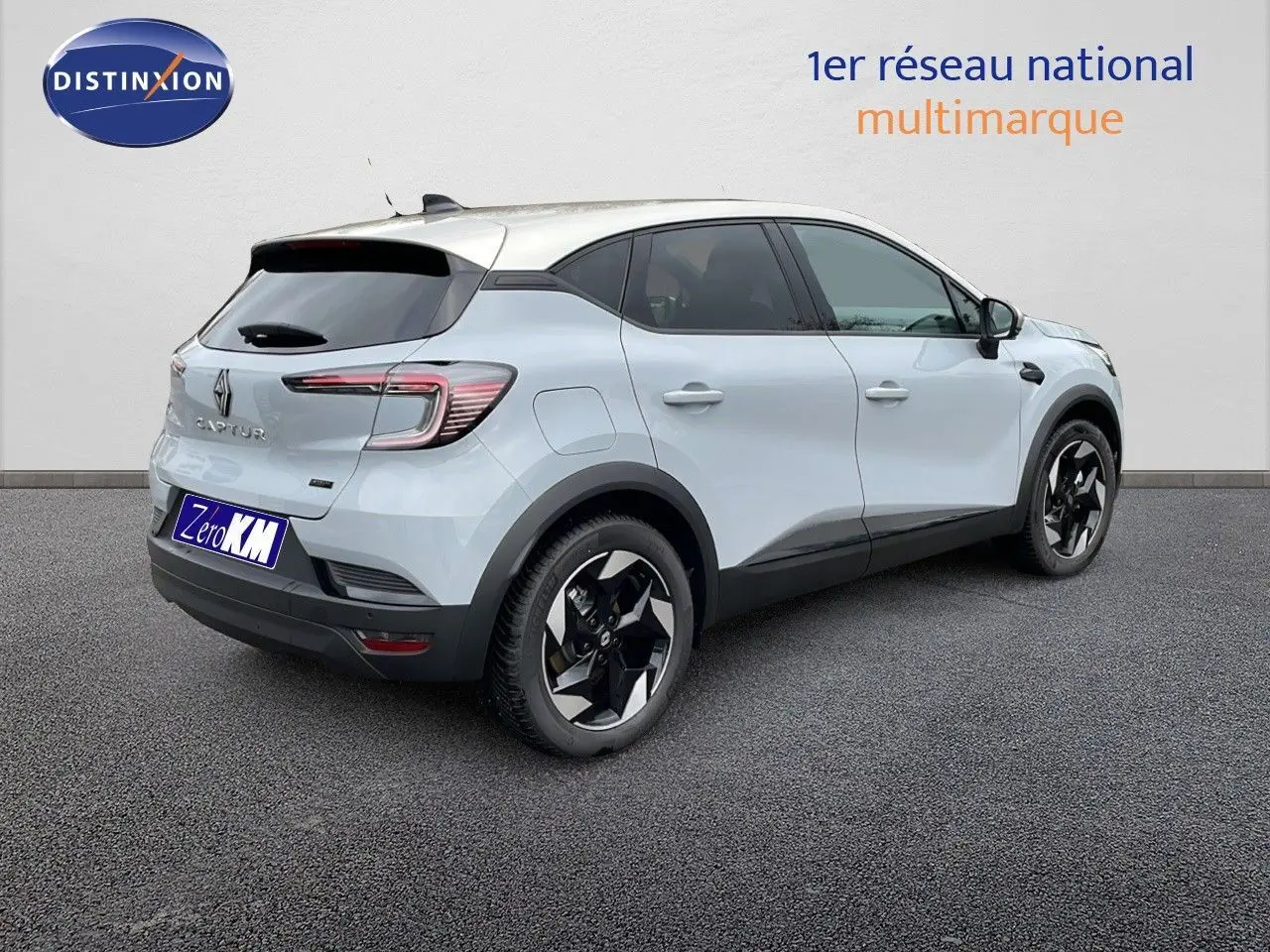 Renault Captur E-Tech hybride 2025 gris rafale avec toit beige, vue 3/4 arrière côté droit sur fond neutre.