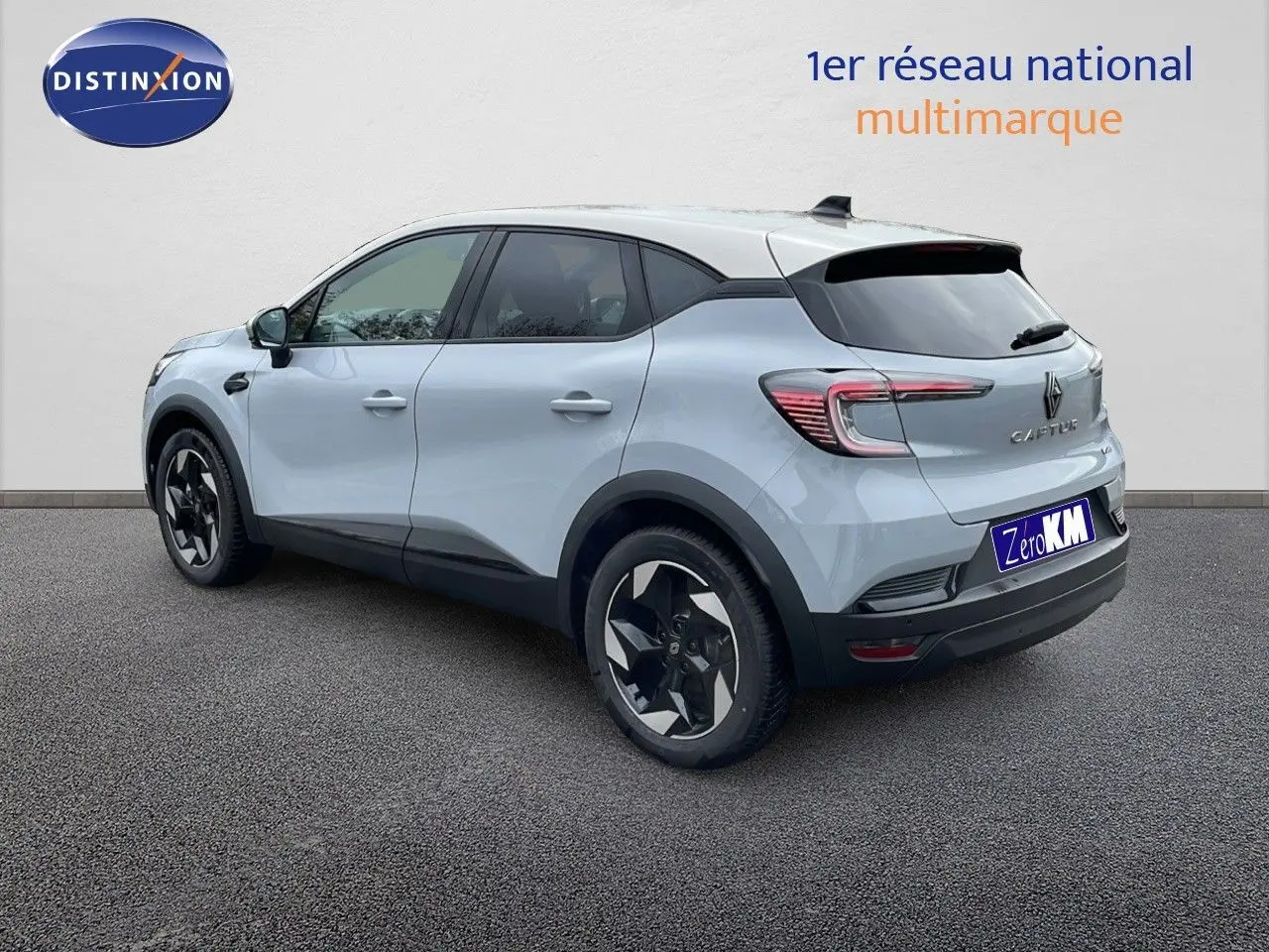 Renault Captur E-Tech hybride gris Rafale en 3/4 arrière côté droit avec toit beige et jantes noires.