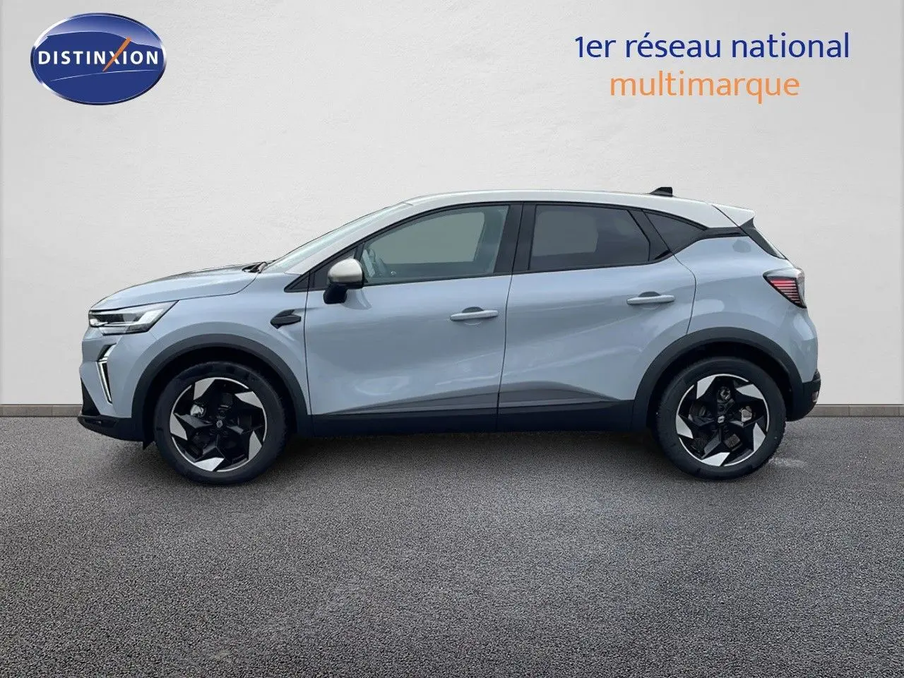 Profil droit du Renault Captur E-Tech hybride 2025 gris rafale avec toit beige et jantes noires.