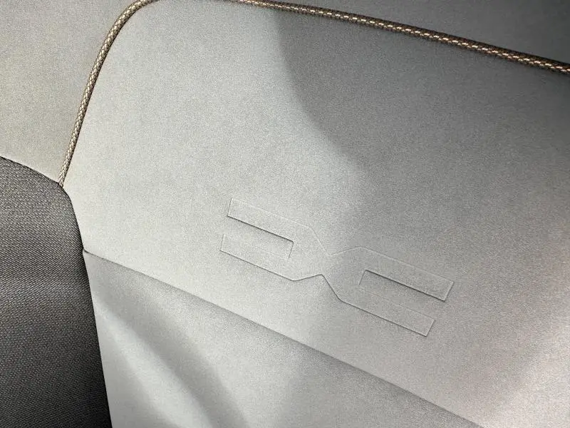 Gros plan sur le détail embossé "DX" sur la sellerie grise du siège du Dacia Sandero Stepway 2025