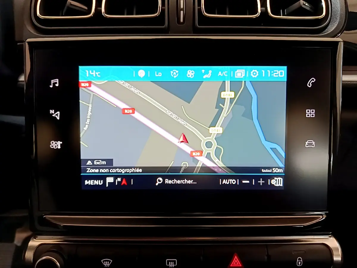 Écran tactile de navigation 7 pouces dans le tableau de bord noir d'une Citroën C3 blanche 2019 vue en gros plan.