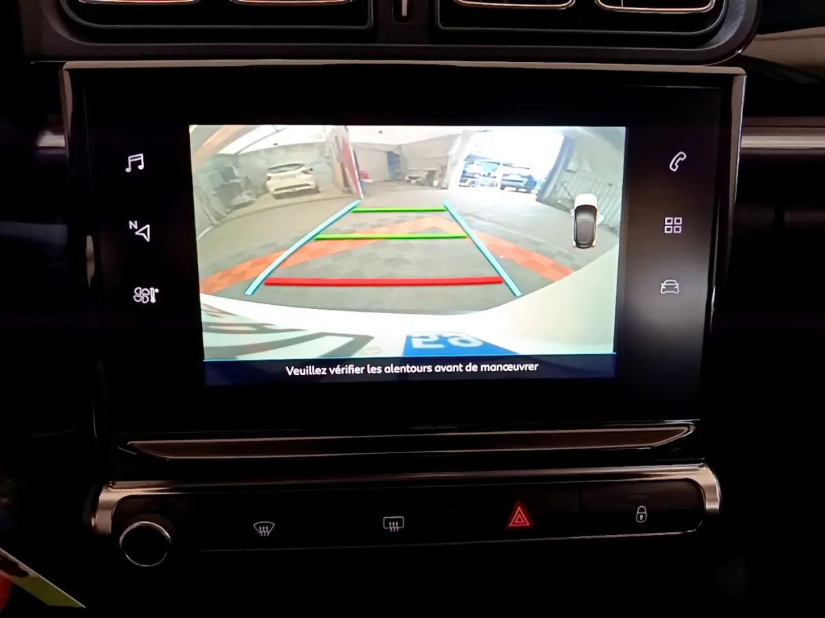 Écran tactile central affichant la caméra de recul avec guidage coloré dans une Citroën C3 blanche de 2019.