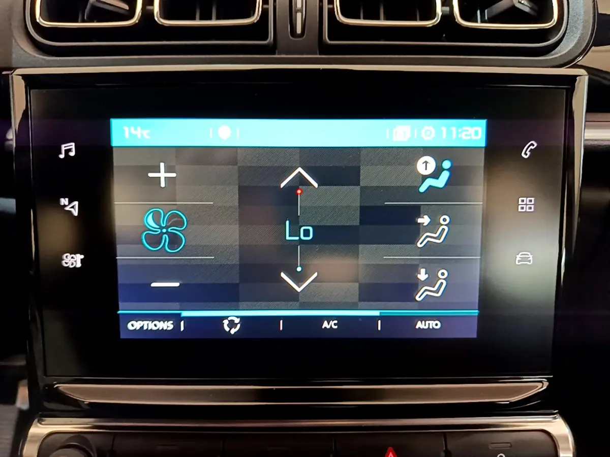 Écran tactile central de la Citroën C3 2019 affichant les réglages de climatisation en mode automatique.