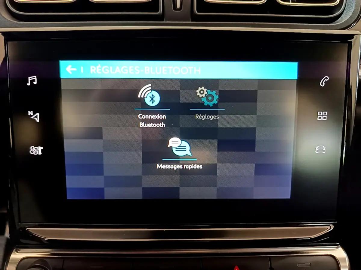 Écran tactile central de la Citroën C3 blanc affichant les réglages Bluetooth avec icônes et menu en français.