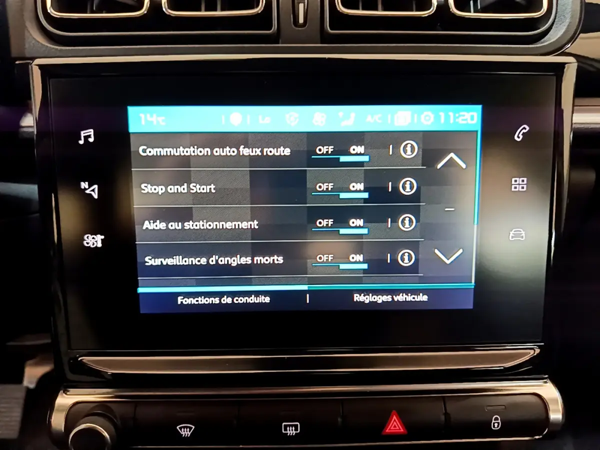 Écran tactile central affichant les réglages d’aide à la conduite dans l’habitacle noir d’une Citroën C3 blanche