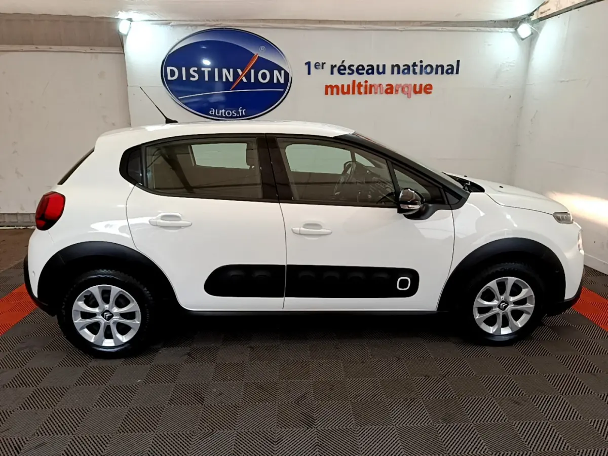 Profil droit d'une Citroën C3 blanche de 2019 avec protections latérales noires et jantes alliage.