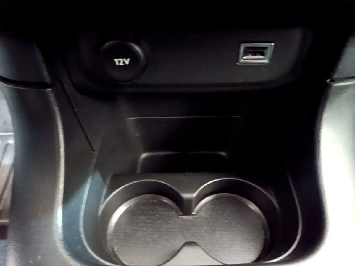 Gros plan sur la console centrale noire de la Citroën C3 2019 avec prise 12V et port USB visibles