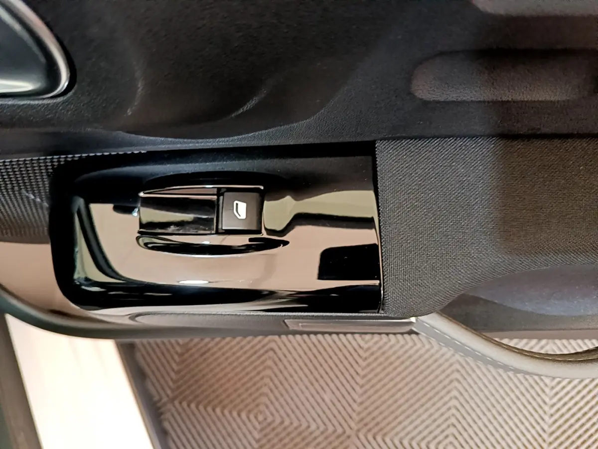 Gros plan sur la commande de lève-vitre côté conducteur de la Citroën C3 blanche, finition Shine Business.