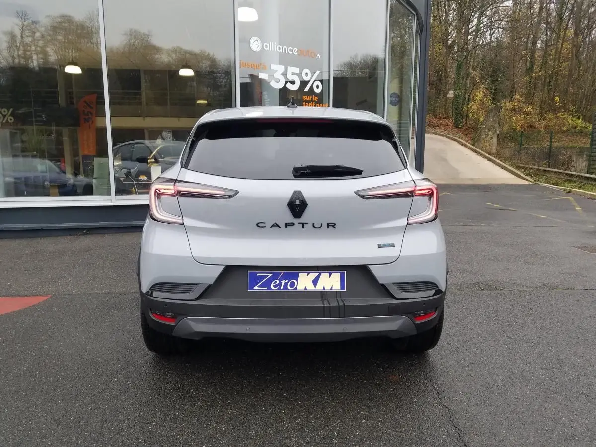 Vue arrière du Renault Captur gris Rafale 2025 avec feux LED caractéristiques et vitres arrière surteintées.