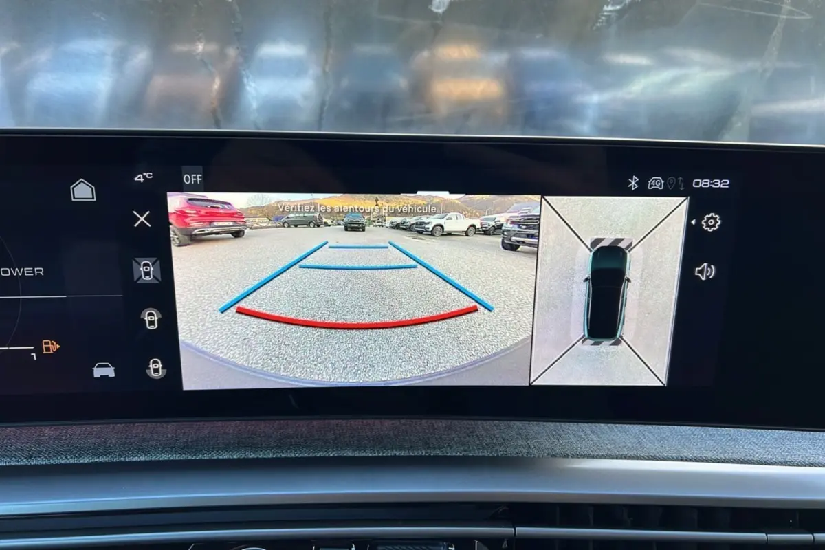 Écran multimédia du Peugeot 3008 Hybrid 145 GT Alcantara montrant la caméra de recul et la vue 360° en stationnement.