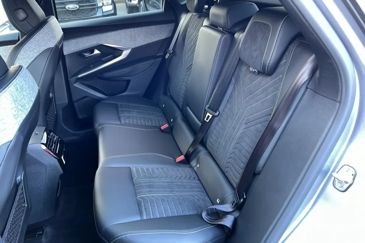 Vue latérale droite de la banquette arrière en cuir alcantara noir avec surpiqûres blanches du Peugeot 3008 Hybrid 145 GT.