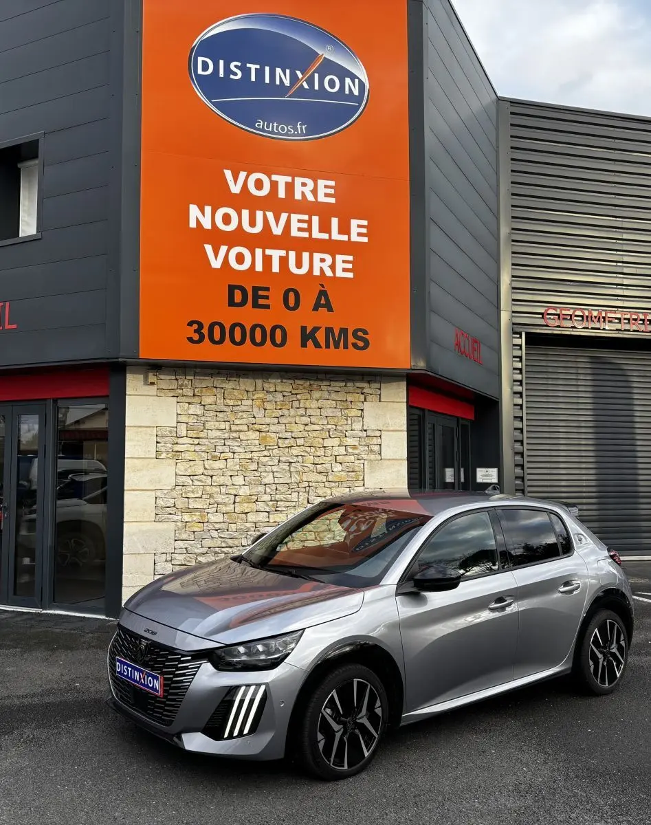 Peugeot 208 Hybrid 110 e-DCS6 GT gris clair vue 3/4 avant droit avec phares LED et jantes noires.