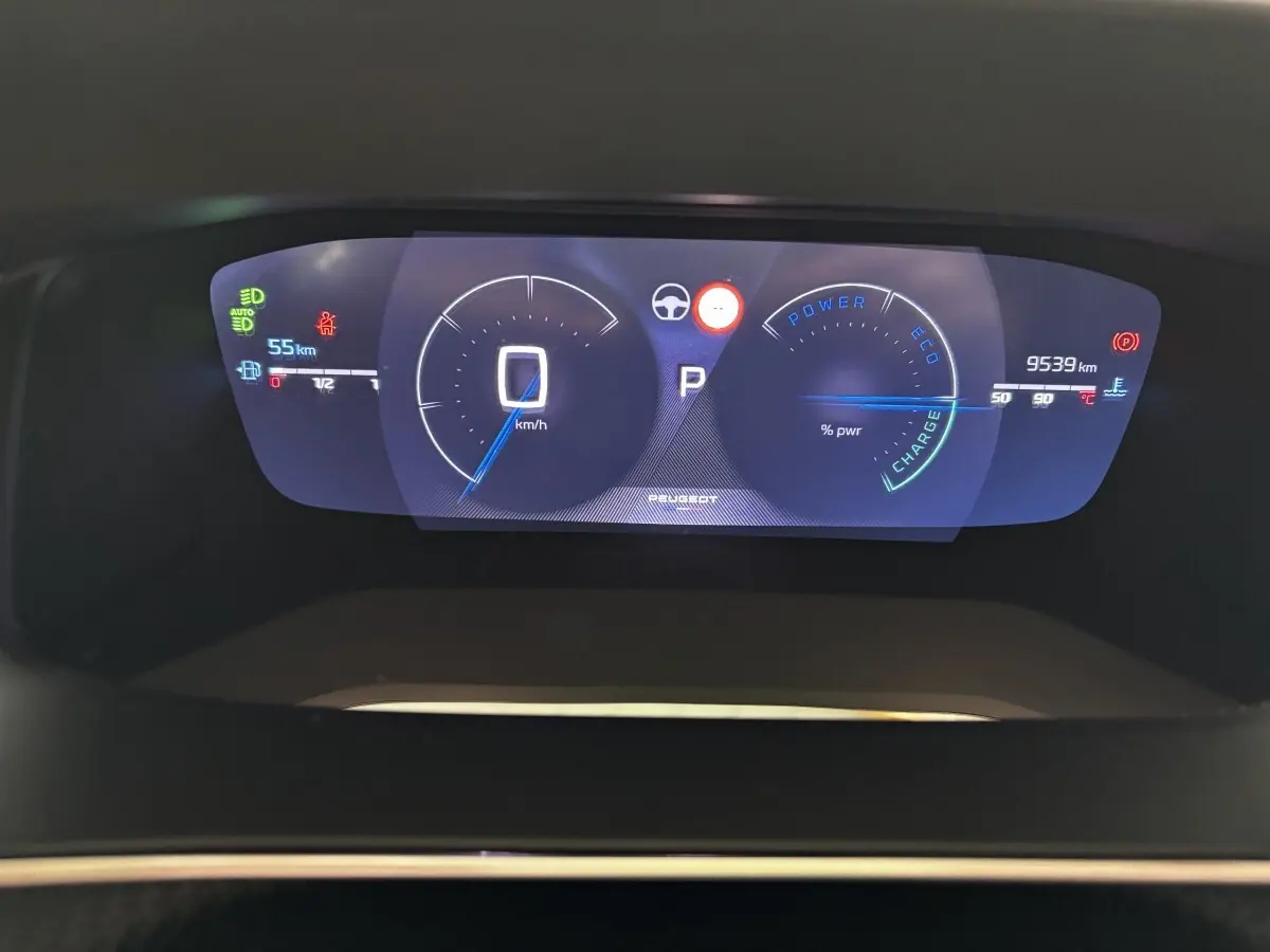 Combiné d'instruments numérique de la Peugeot 208 Hybrid 110 e-DCS6 GT affichant vitesse et indicateurs, vue frontale intérieure.