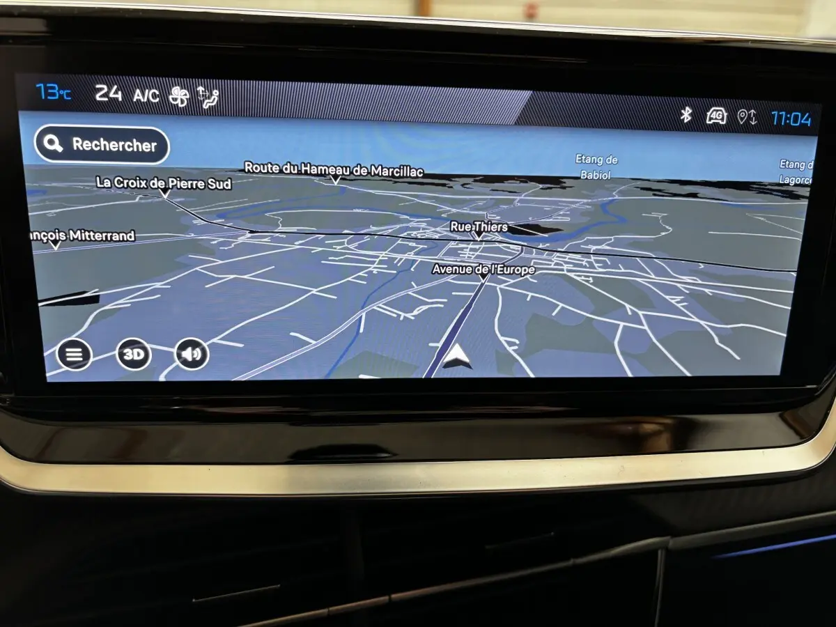 Écran tactile central affichant la navigation GPS dans l’habitacle d’une Peugeot 208 Hybrid 110 e-DCS6 GT 2025.