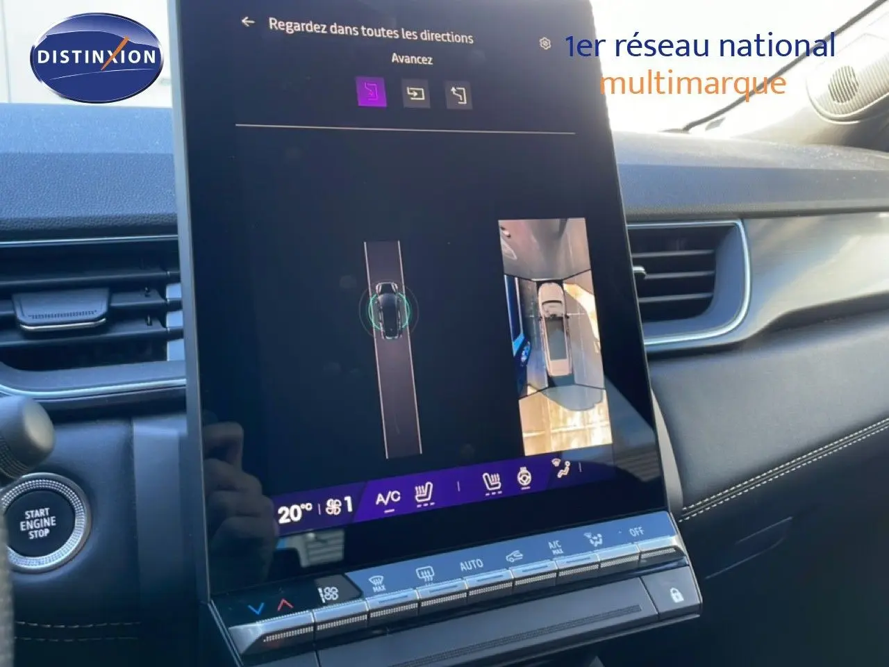 Vue intérieure du tableau de bord du Renault Symbioz 2025 avec écran tactile affichant la caméra 360 et commandes climatisation.