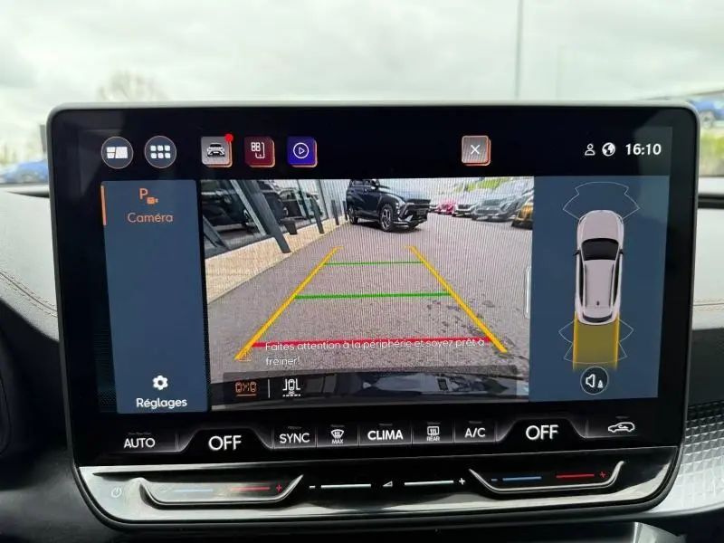 Écran tactile intérieur montrant la caméra de recul et l'aide au stationnement du CUPRA Formentor bleu.