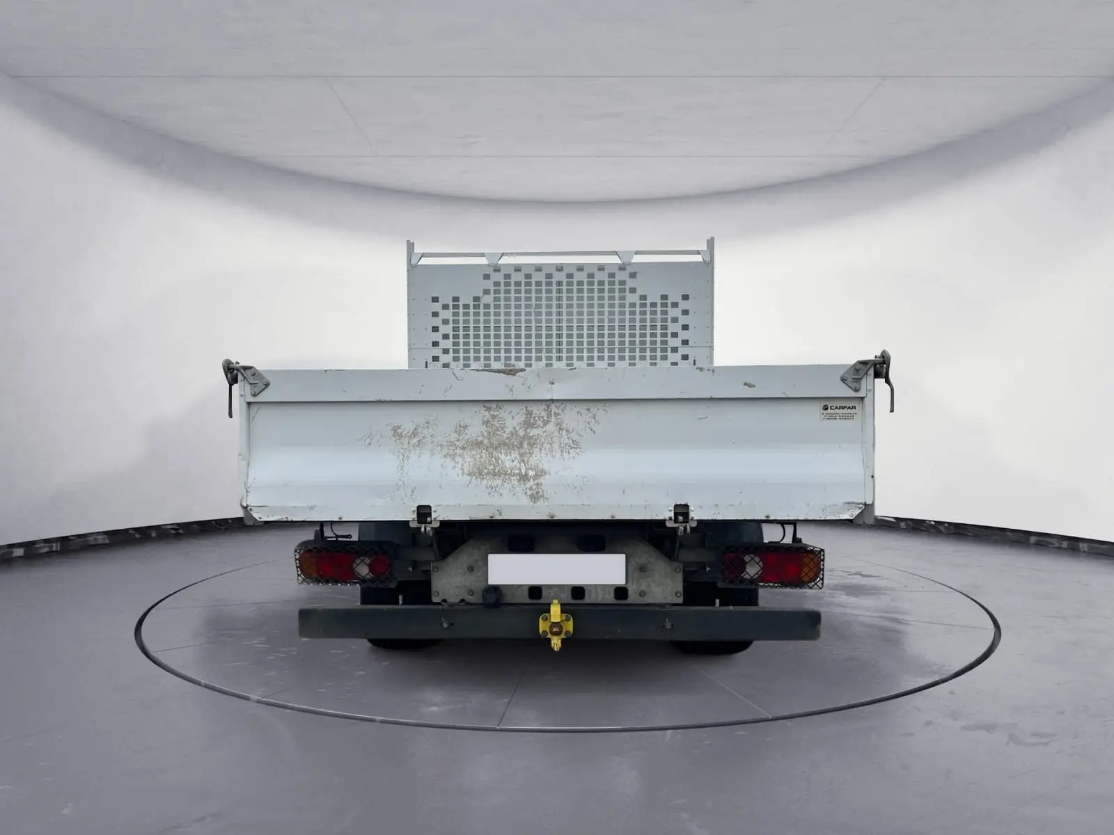 Vue arrière d’un Renault Master Châssis Cabine blanc avec benne et coffre, montrant des traces de saleté sur la benne.