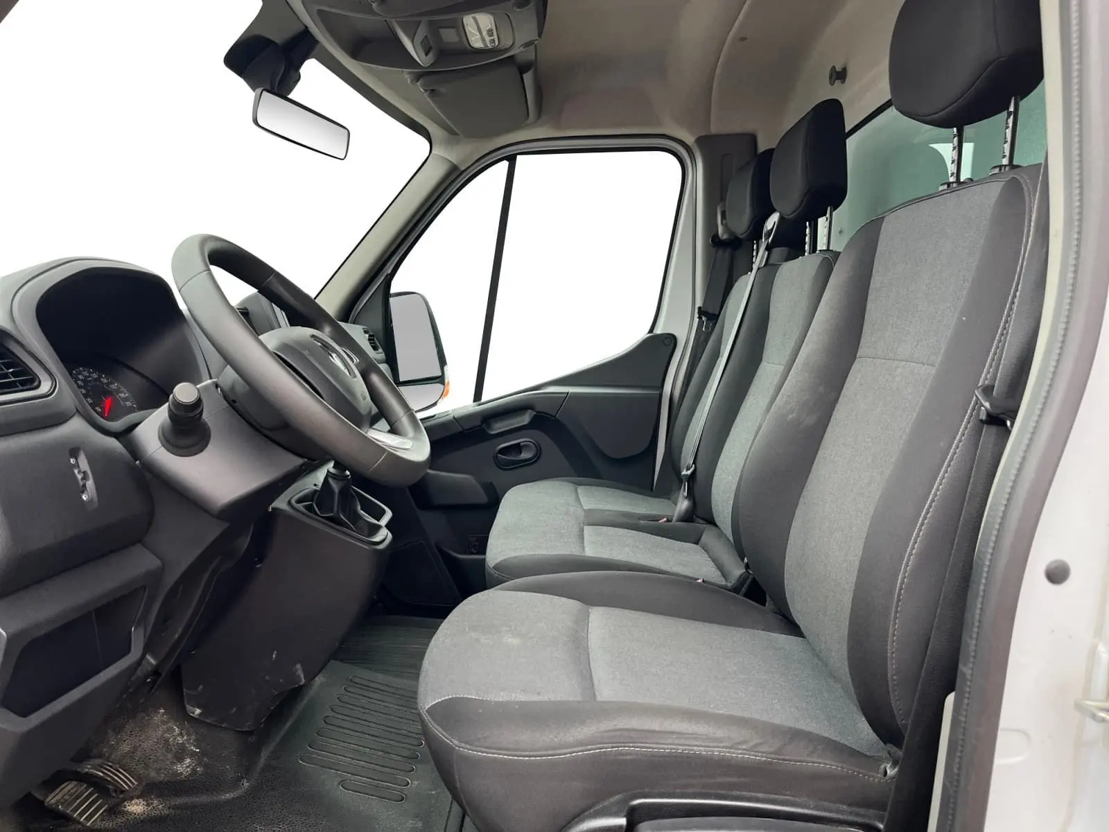 Vue intérieure côté conducteur du Renault Master Châssis Cabine 2023, montrant les sièges gris et la console noire.