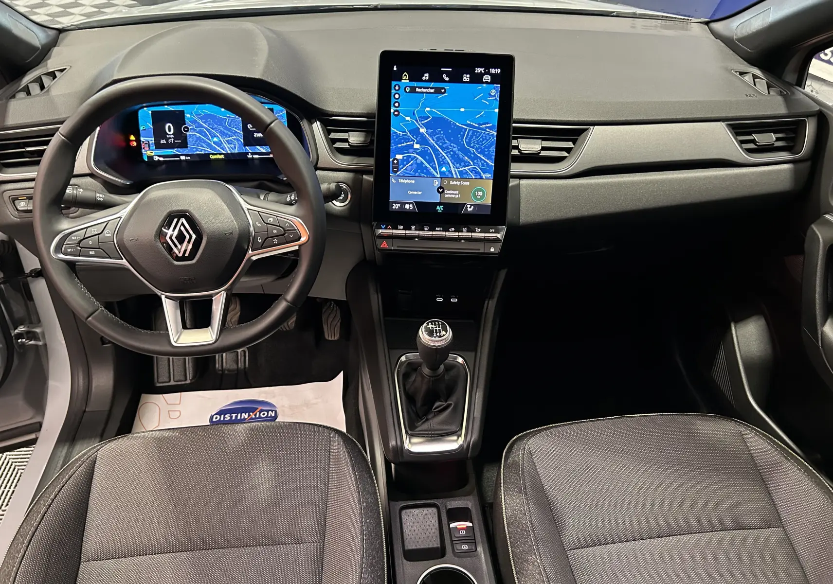 Vue intérieure avant du tableau de bord du Renault Captur II Ph.2 avec écran tactile vertical et boîte manuelle.