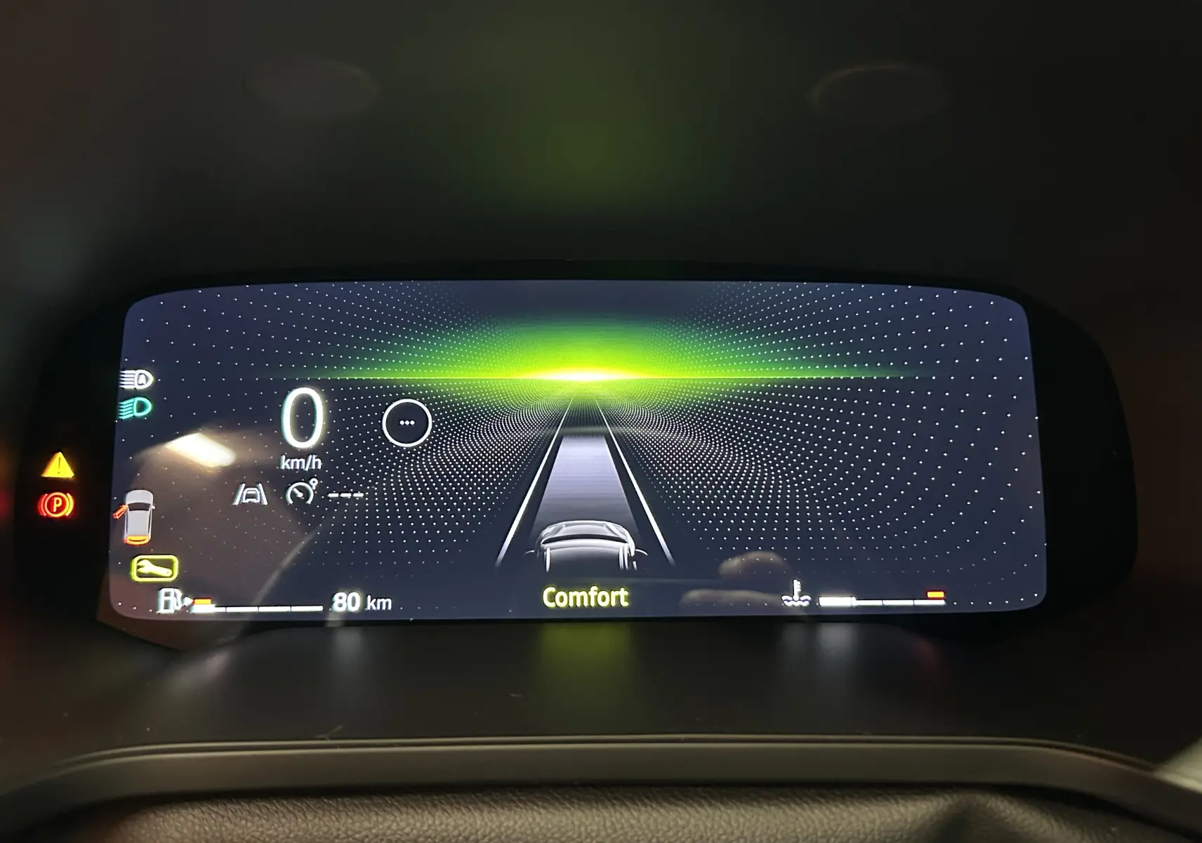 Affichage numérique du tableau de bord du Renault Captur II Ph.2, mode confort, avec indicateurs de vitesse et alertes.