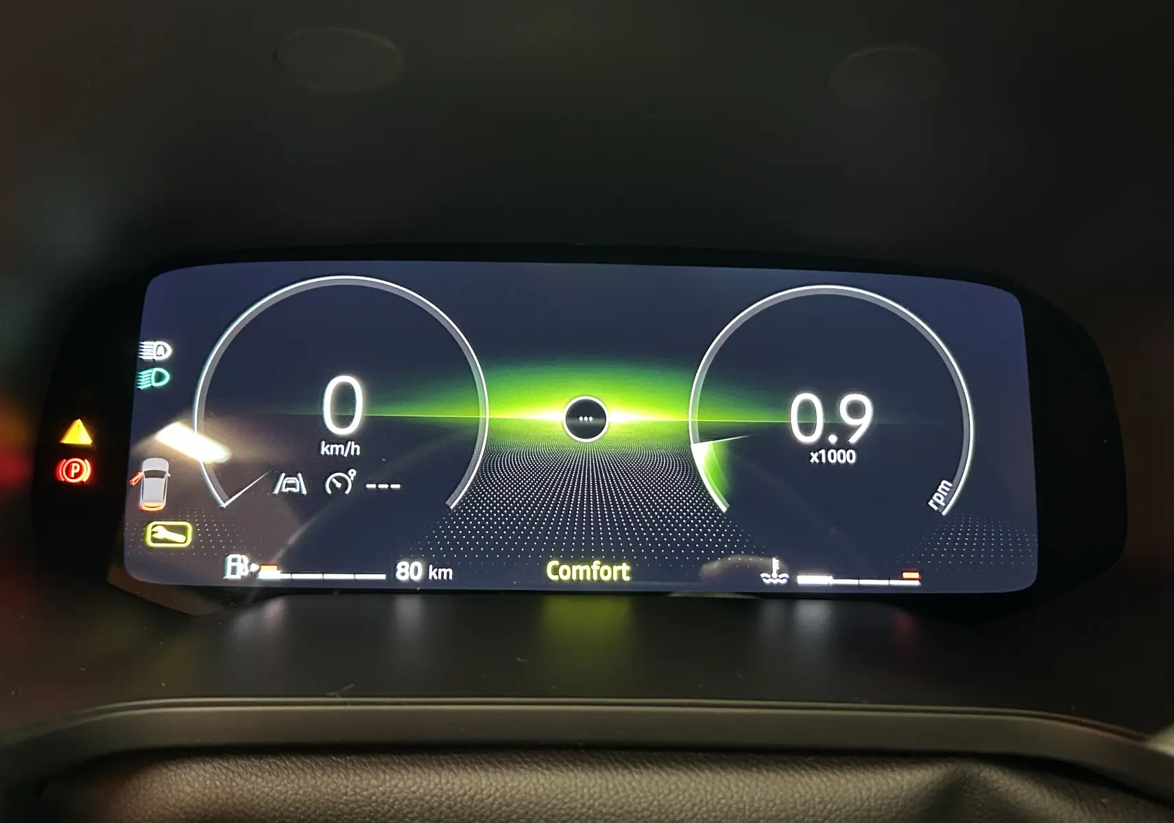 Tableau de bord numérique du Renault Captur II Ph.2 affichant la vitesse à 0 km/h et le régime moteur à 0,9 x1000 rpm.