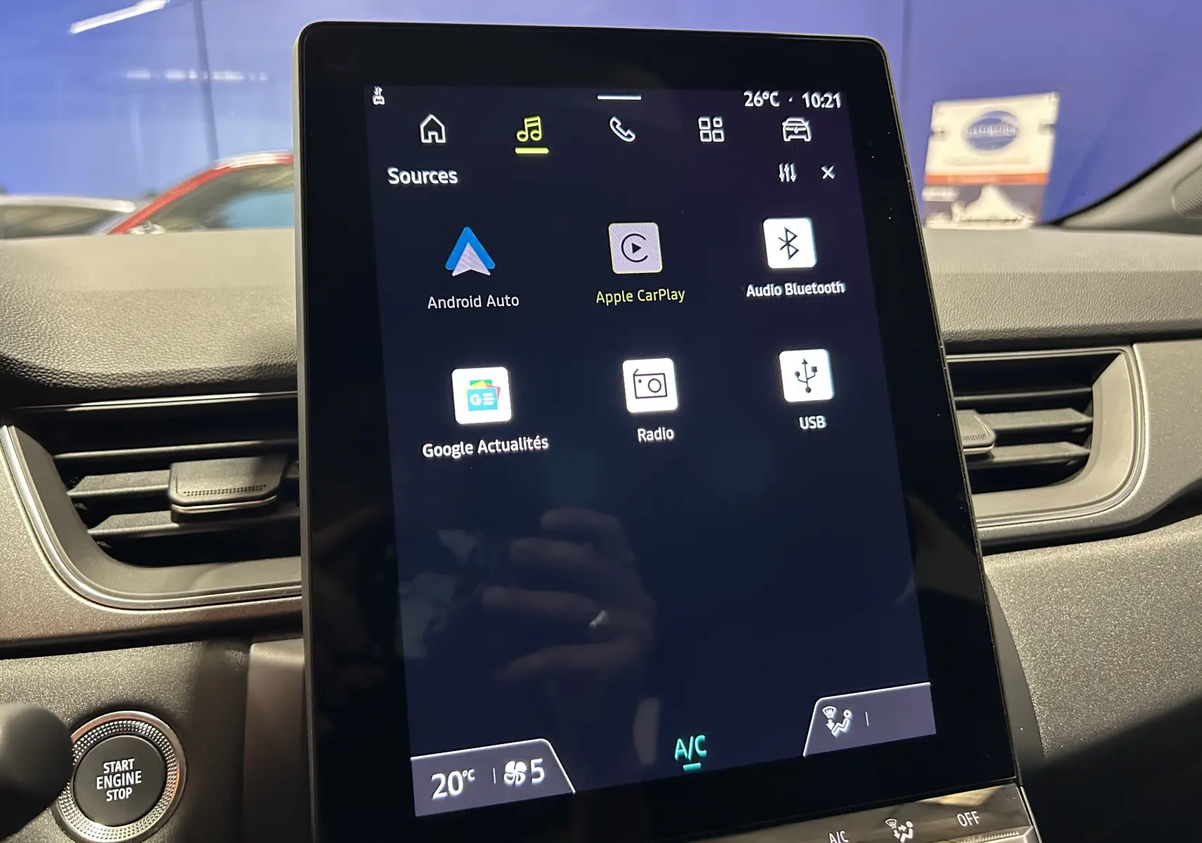Vue rapprochée de l’écran tactile central du Renault Captur gris Rafale, affichant les options multimédias et climatisation.