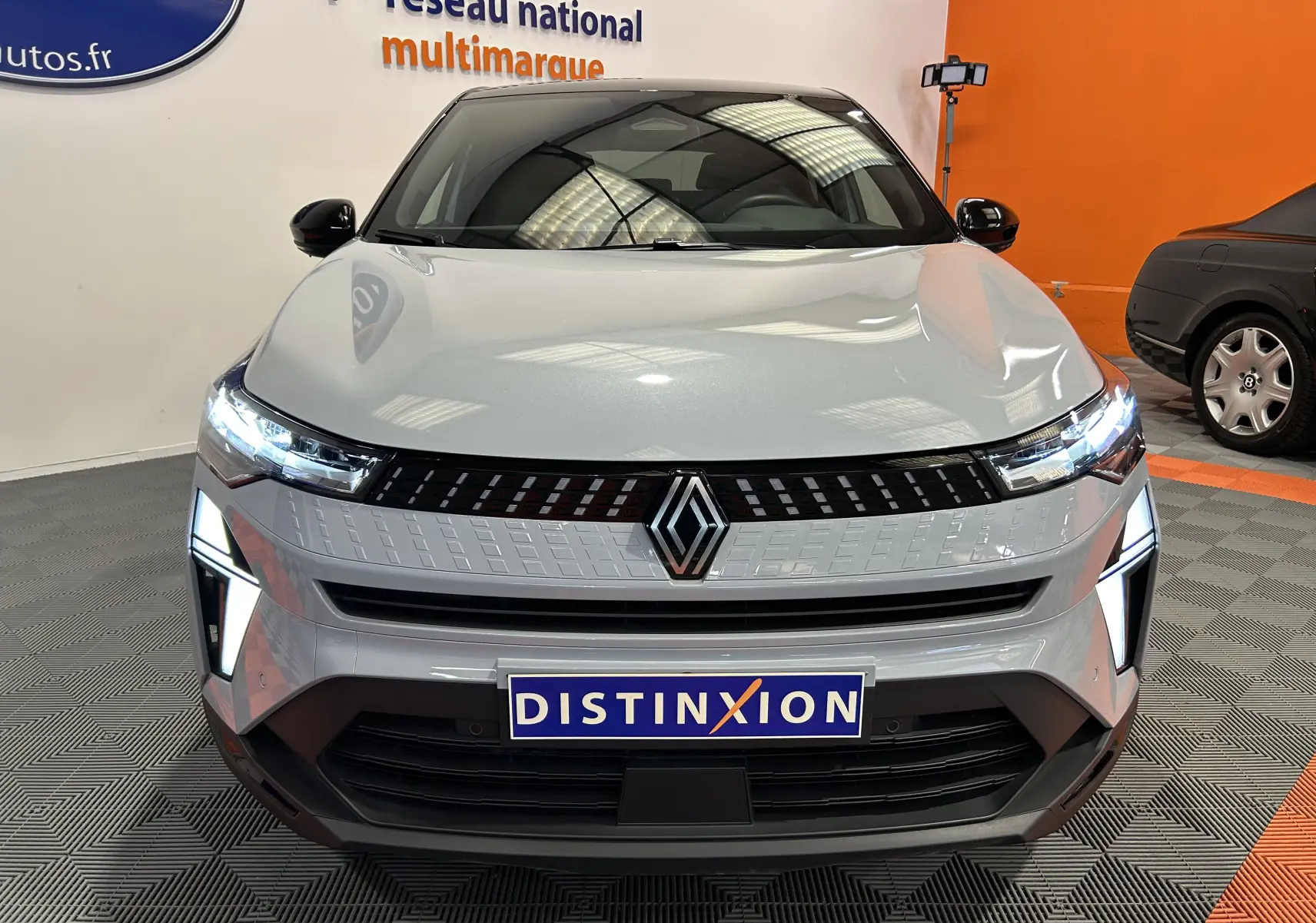 Vue frontale du Renault Captur II Ph.2 TCE 90 TECHNO gris rafale avec éclairage LED et calandre noire distinctive.
