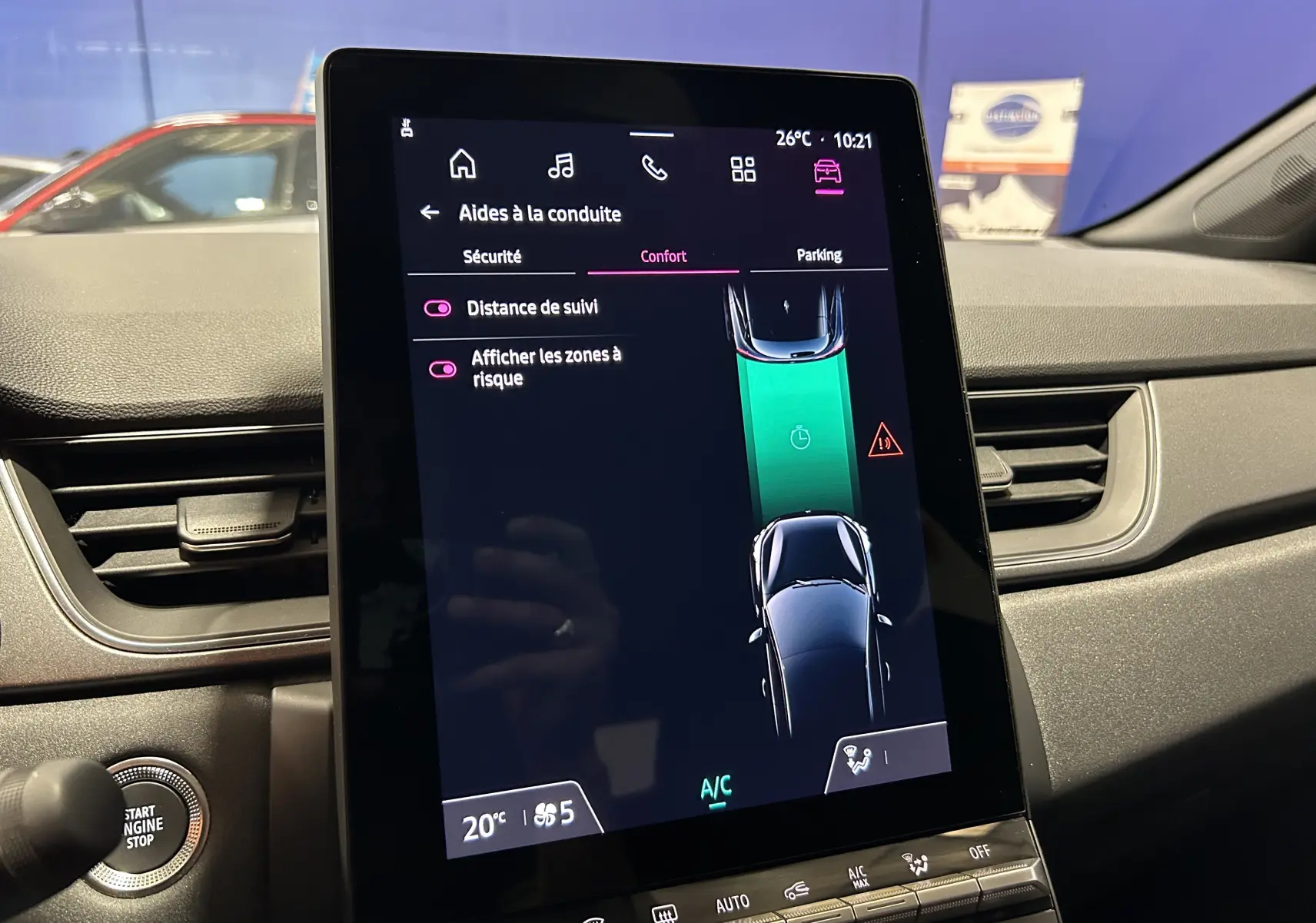 Écran tactile central affichant les aides à la conduite dans l’habitacle du Renault Captur gris Rafale.