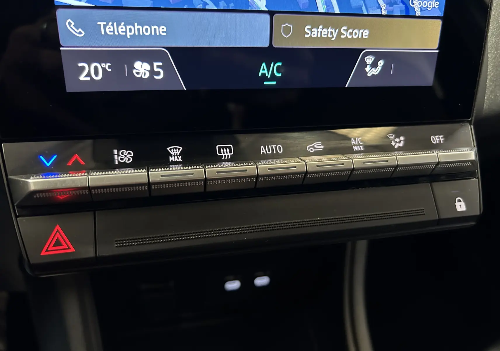 Gros plan sur la console centrale du Renault Captur gris Rafale, montrant les commandes de climatisation et l'écran tactile.