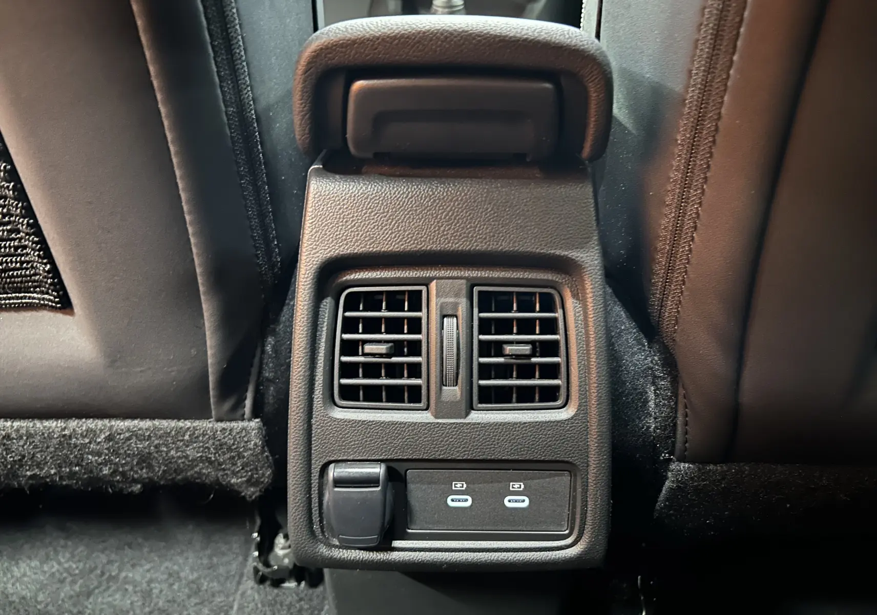 Vue rapprochée des aérateurs arrière et ports USB du Renault Captur II Ph.2 TCE 90 TECHNO gris Rafale, intérieur noir.