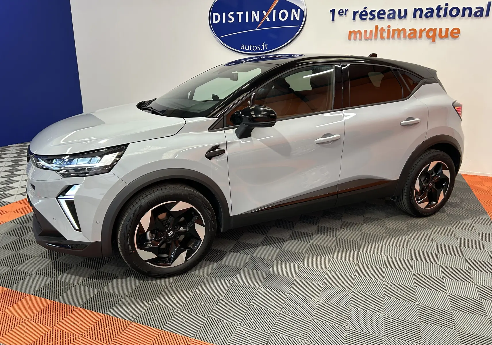Renault Captur II Ph.2 TCE 90 gris Rafale en vue 3/4 avant droit, avec jantes noires et toit noir contrasté.