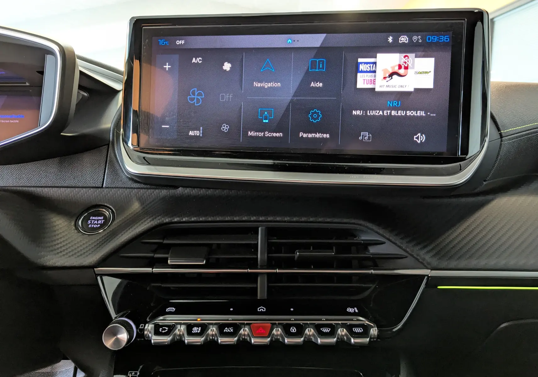 Tableau de bord de Peugeot 208 Hybrid 145ch GT 2024 en gris Artens, vue centrée sur l'écran tactile et commandes.