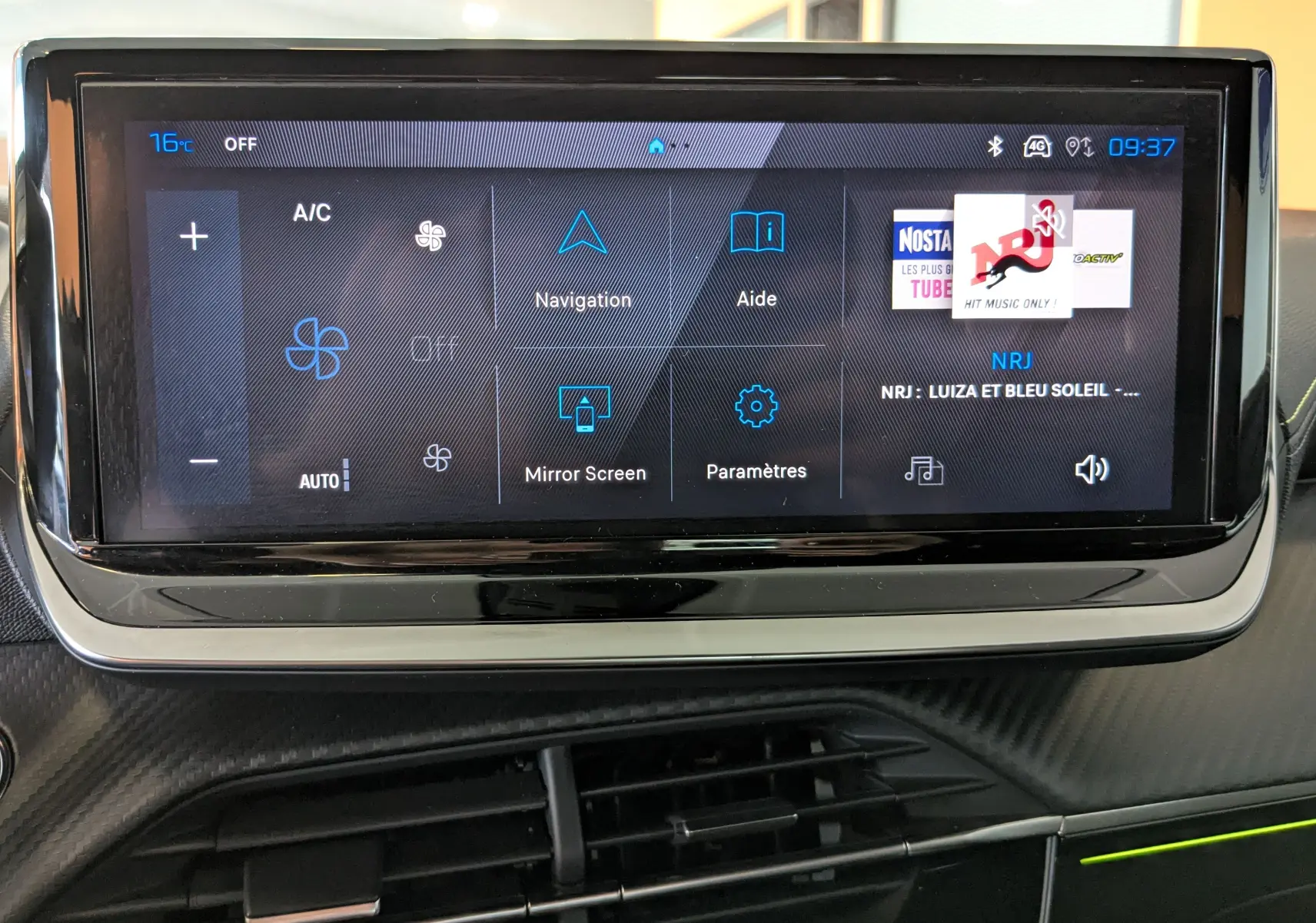 Écran tactile central de la Peugeot 208 Hybrid 145ch GT 2024 affichant le menu de climatisation et navigation.