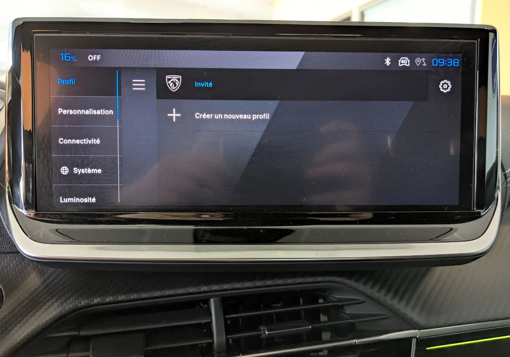 Écran tactile central du tableau de bord de la Peugeot 208 Hybrid 145ch GT affichant les options de profil et de personnalisation.