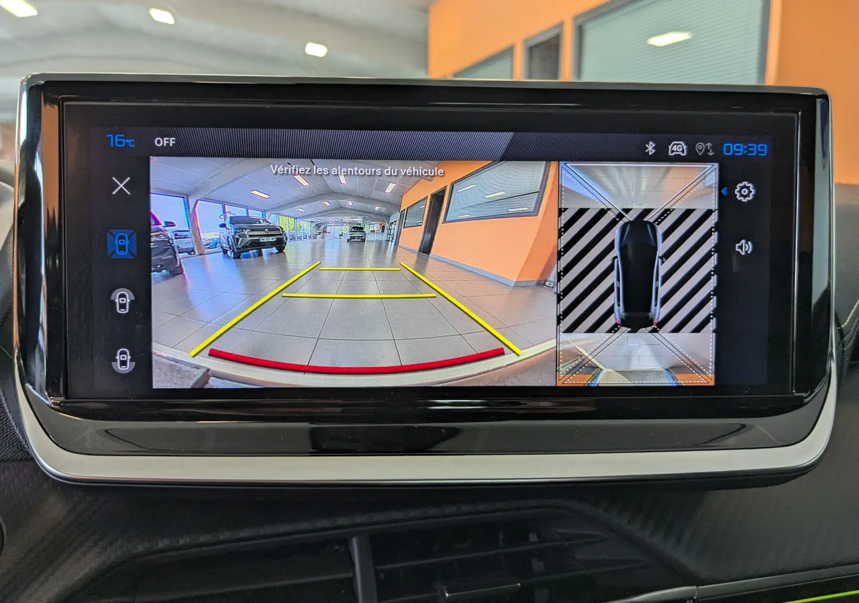 Écran multimédia de la Peugeot 208 Hybrid 145ch GT montrant la caméra de recul et la vue 360° intérieure.