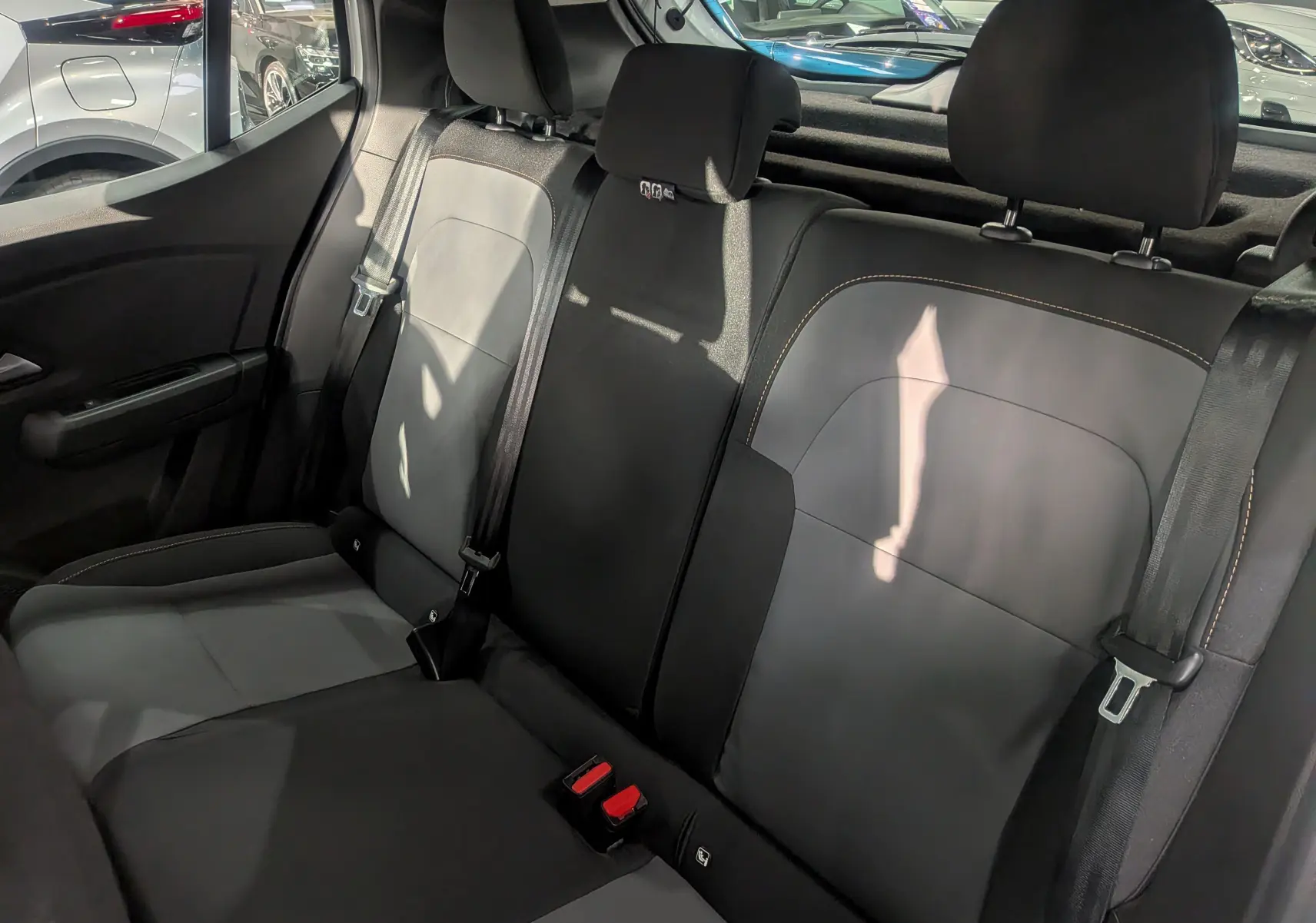 Vue intérieure sur les sièges arrière en tissu noir et gris du Dacia Sandero Stepway TCe 110 Blanc Glacier 2025.