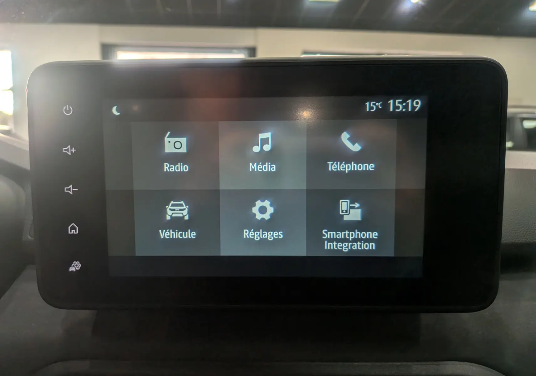 Écran tactile central affichant les options radio, média, téléphone et réglages dans une Dacia Sandero Stepway 2025.