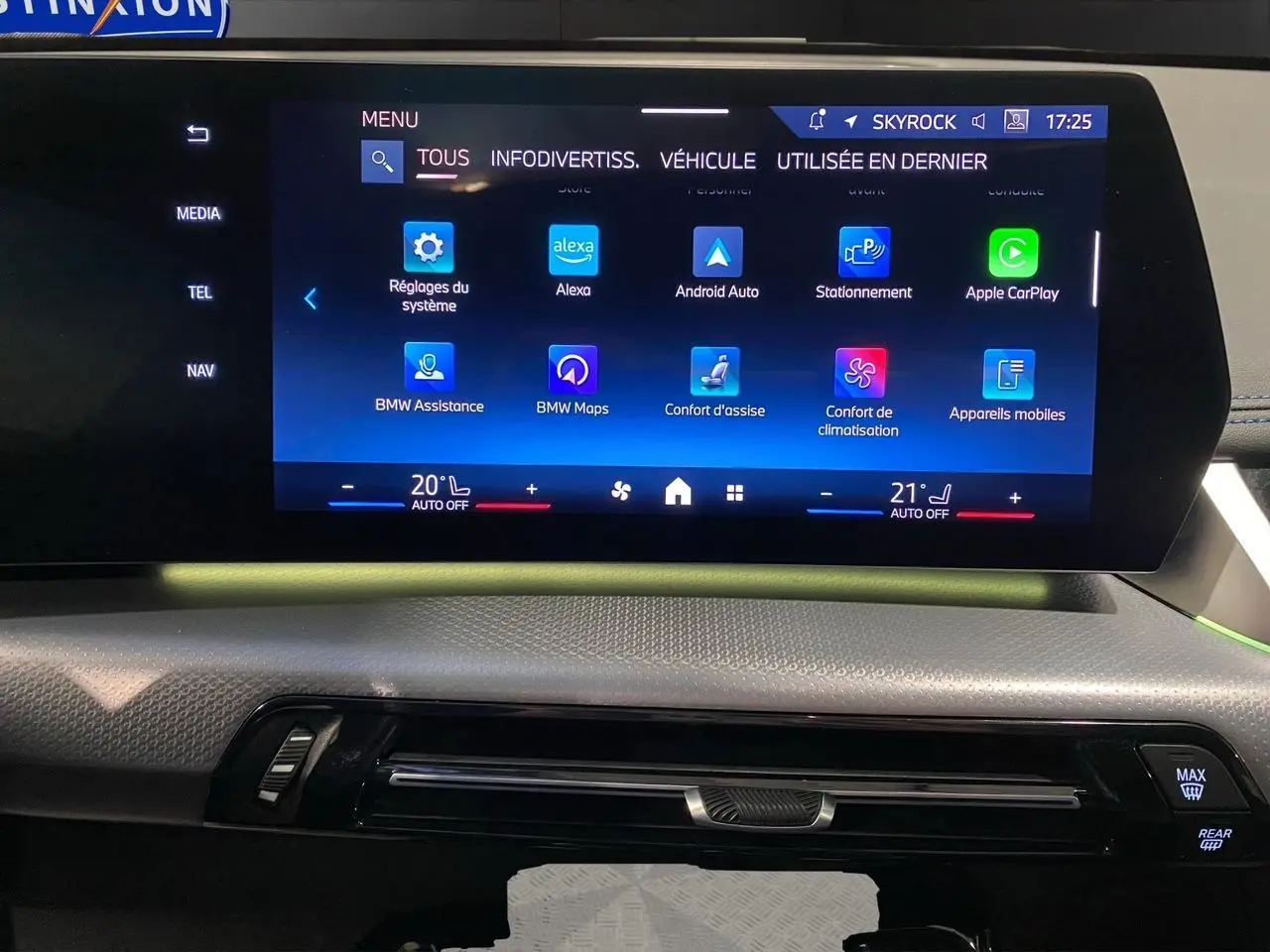 Écran tactile central du BMW X1 2025 affichant les options connectées et climatisation, vue intérieure frontale.