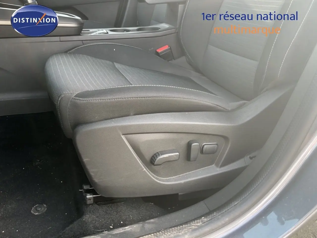 Vue rapprochée du siège conducteur gris tissu avec réglages électriques dans un Renault Arkana gris satin métal 2025.