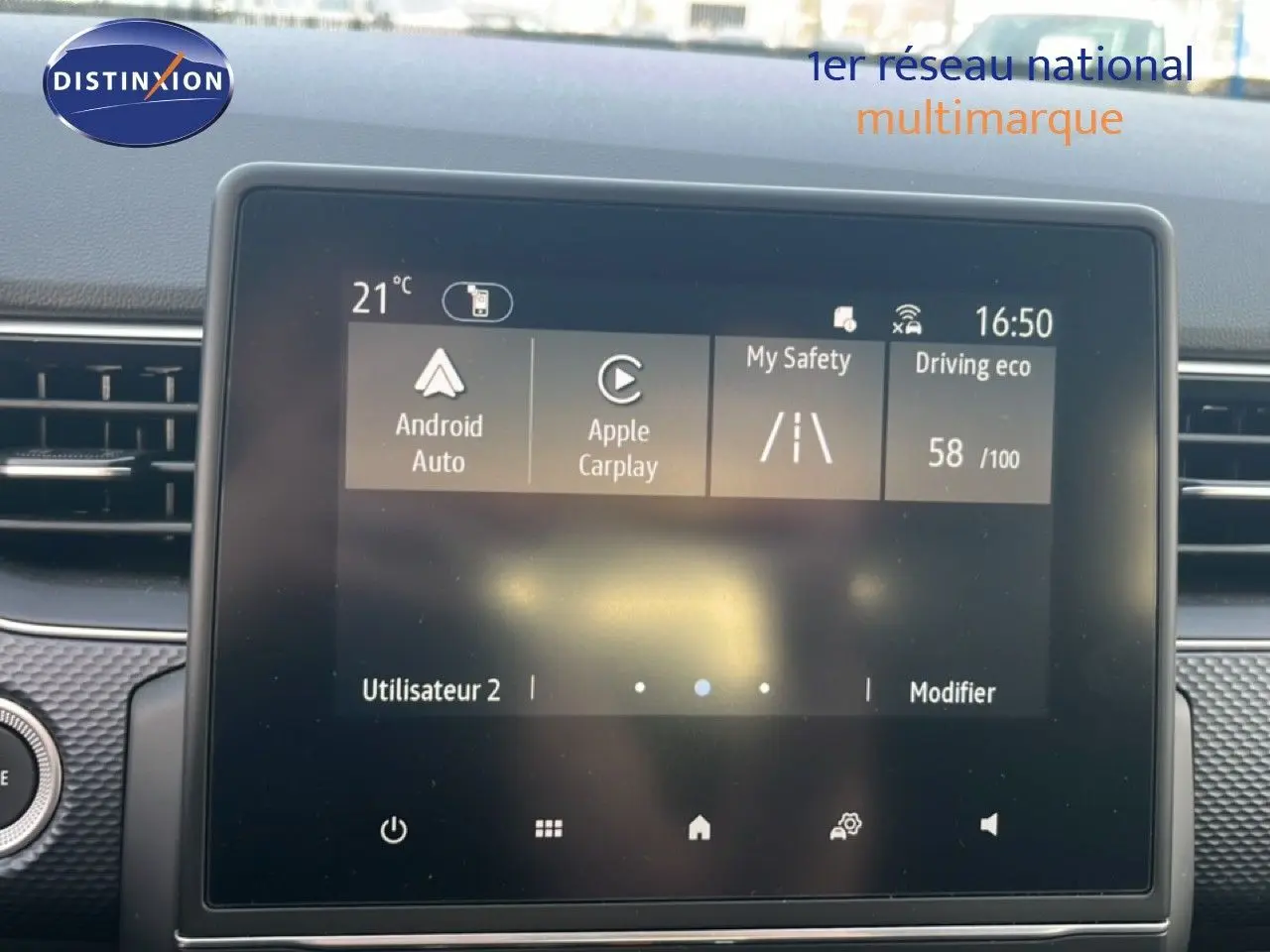 Écran tactile central de la Renault Arkana 2025 affichant Android Auto et Apple Carplay, vue intérieure frontale.