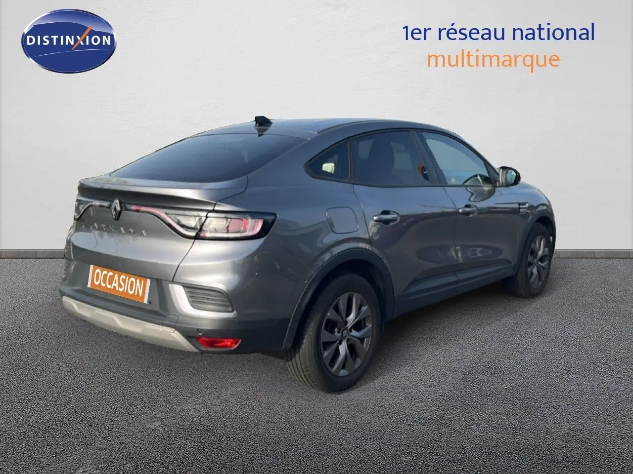 Vue 3/4 arrière droite d'une Renault Arkana gris satin métal, soulignant son design coupé et ses feux arrière LED.